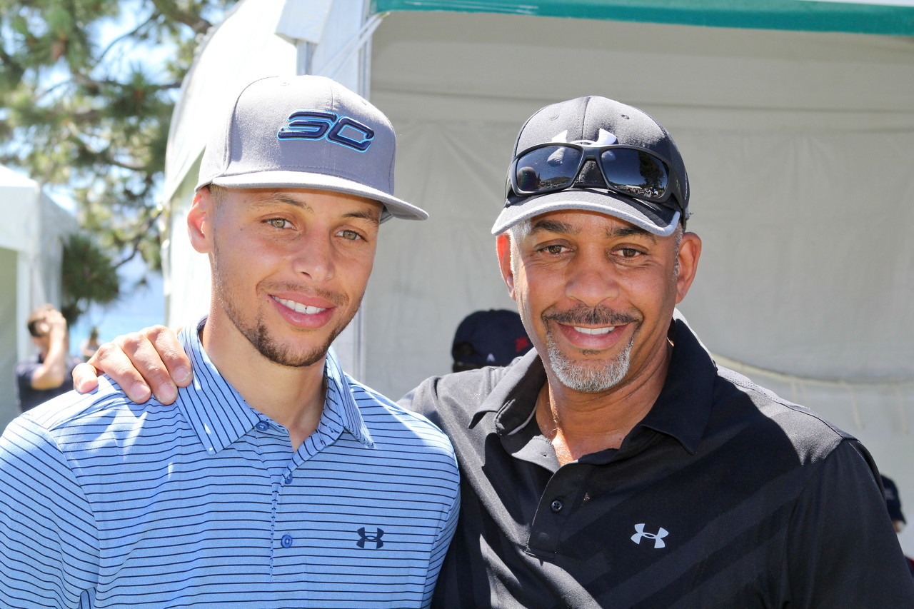 开云足球-库里谈黄蜂即将退役父亲球衣:这非常特别 期待现场见证这一刻