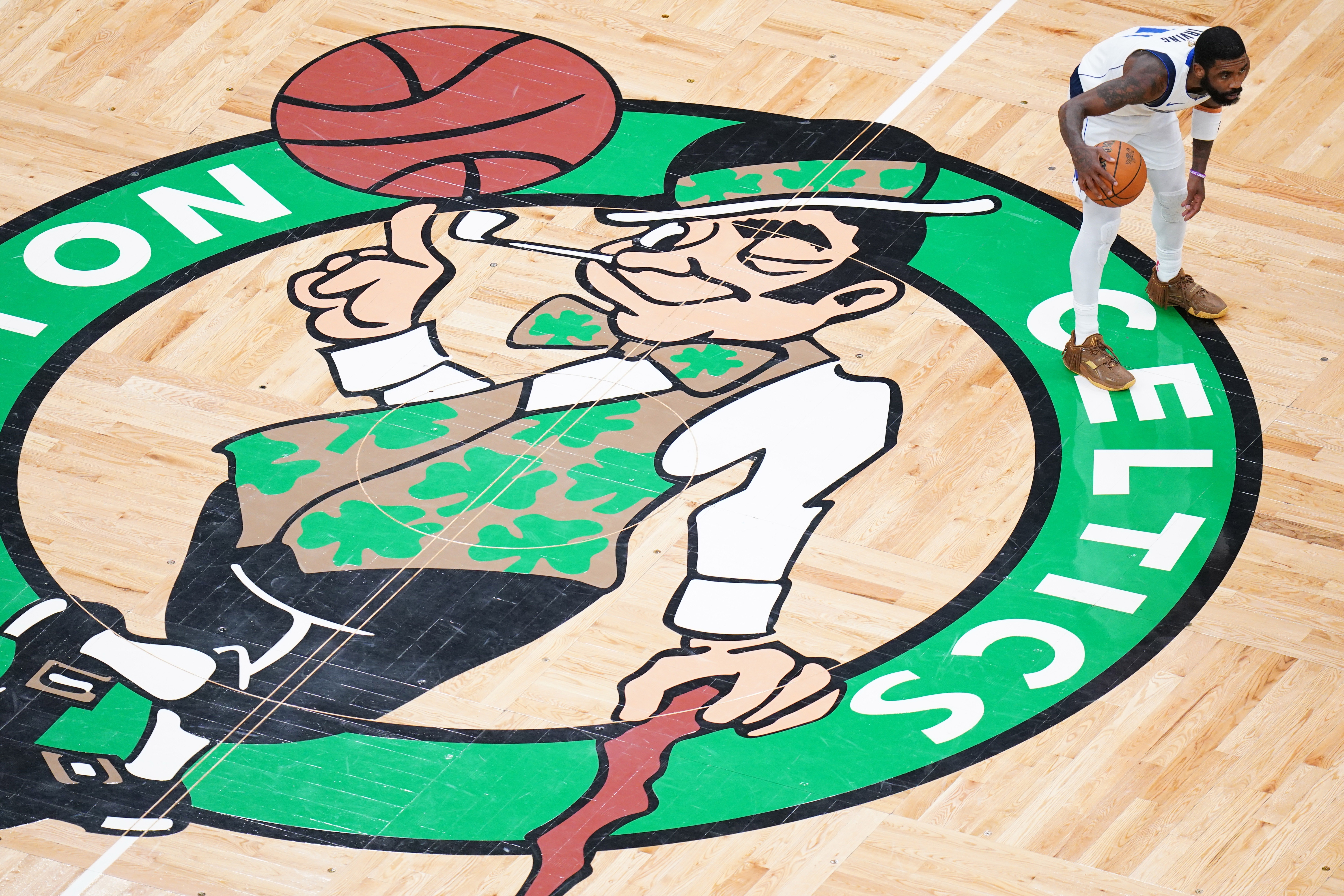 字母在主场被嘘?小莫:他肯定要走了 欧文就是被嘘才离开绿军的