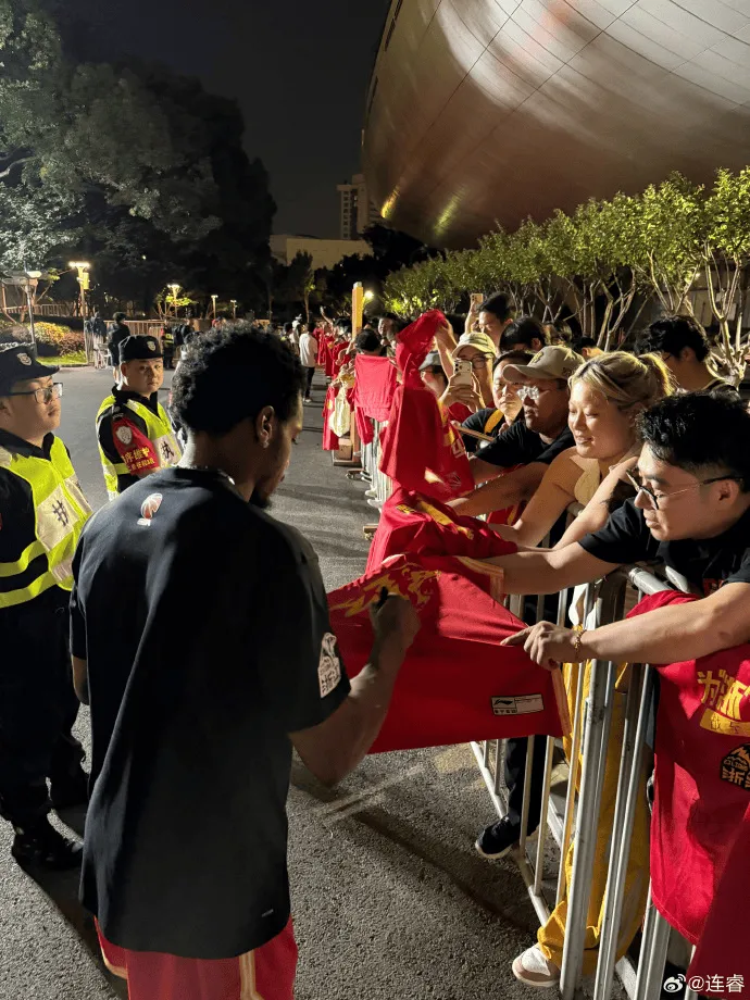 开云注册平台-解说:塔克和布朗满足了每个球迷签名的愿望,签了一百来件